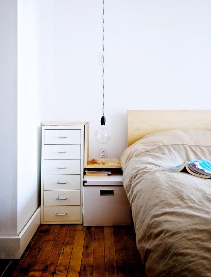Läs-ljus-på-säng-idéer-industriell-stil-effekt-ljus-glödlampa-hängande-från-taket