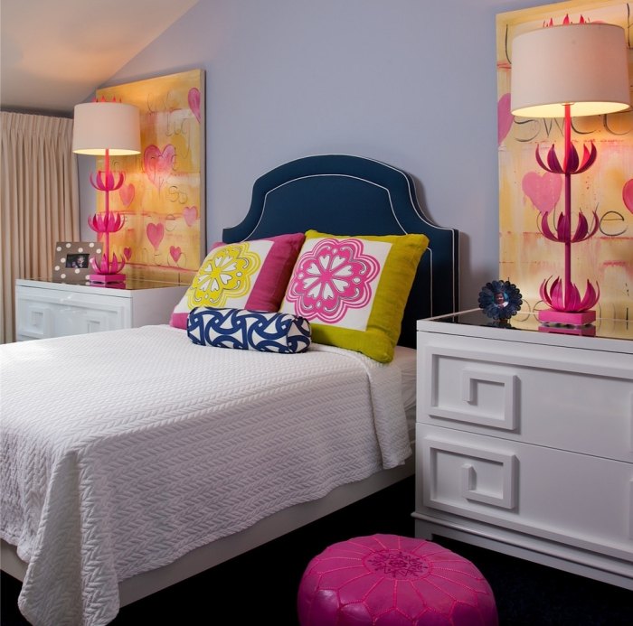 sovrum-inredning-färgglada-textilier-ovanliga-lampor-på-sängborden