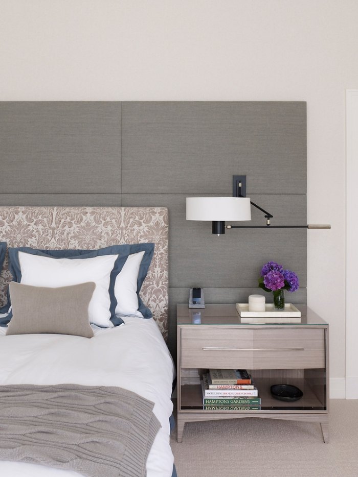 sovrum-läs-ljus-indirekt-rörlig-lampa-på-väggen-ovanför sängbordet