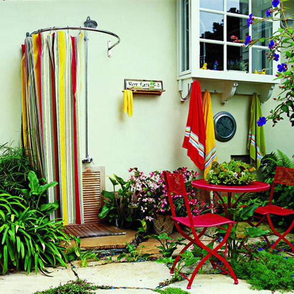 Dusch trädgård dusch gardin färgglada röda trädgårdsmöbler