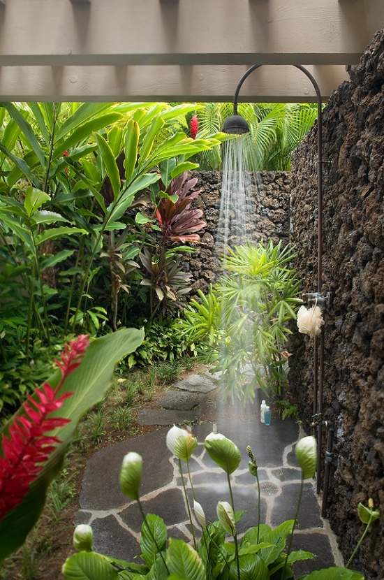 Trädgård dusch natursten vägg plantering blommor