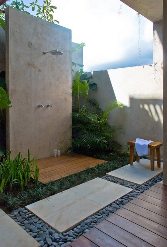 Trädgårdsdusch betongvägg bakgrund trägolv palmer