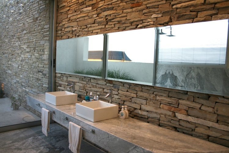 naturmaterial -badrum-väggbeklädnad-natursten-dusch-fönster