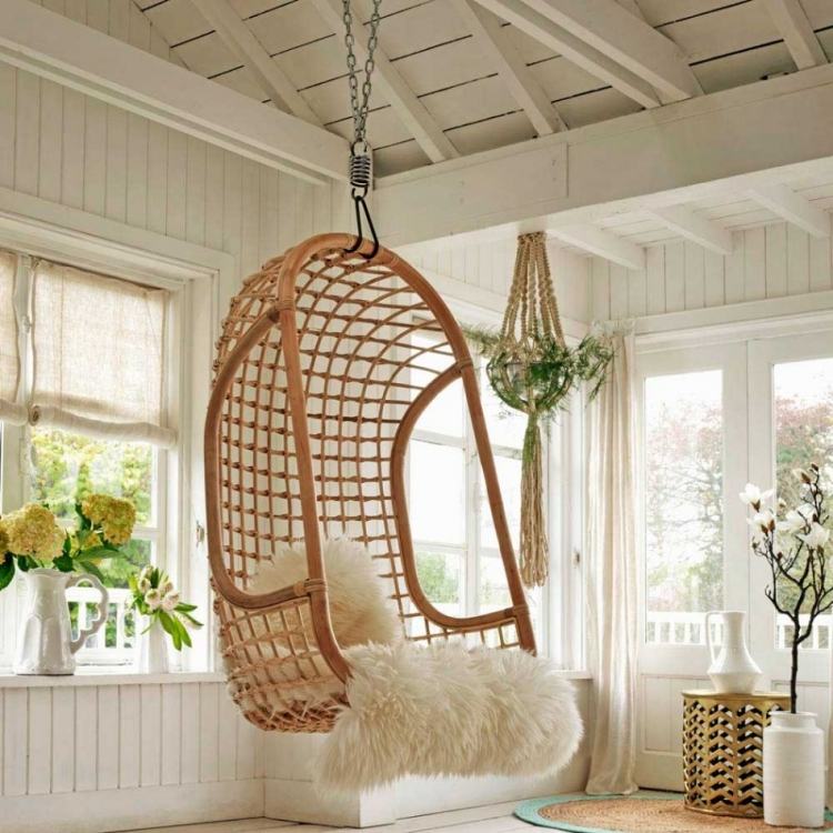 naturmaterial-hängande stolar-päls-blommor-vaser-vit väggbeklädnad
