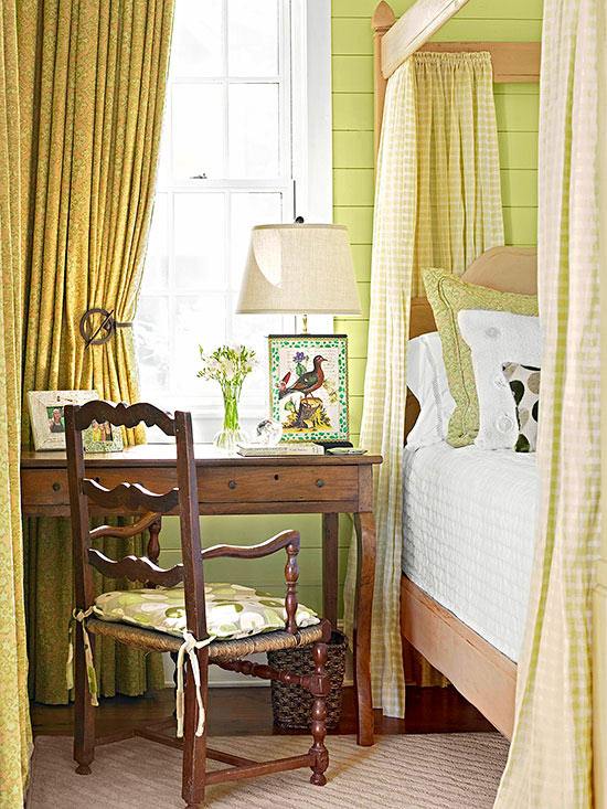 Trä skrivbord-fåtölj säng-sovrum färger-draperade gardiner