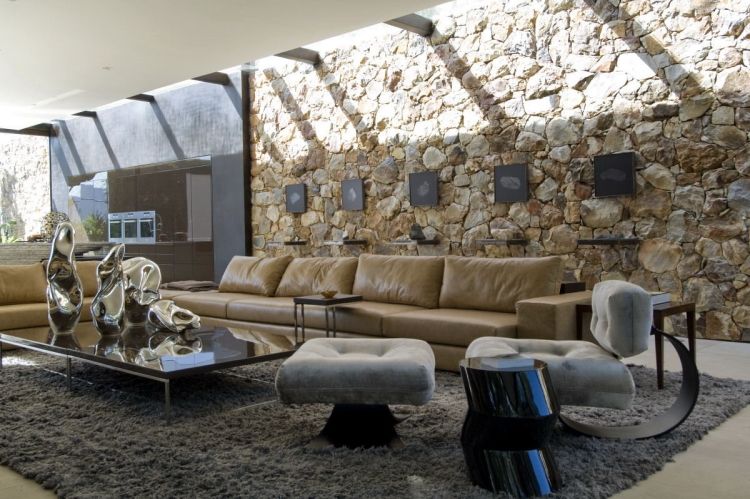 naturmaterial-vardagsrum-natursten-väggbeklädnad-läder soffa-modern