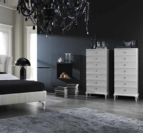 elegant-italienska-möbler-svart-ljuskrona-sovrum