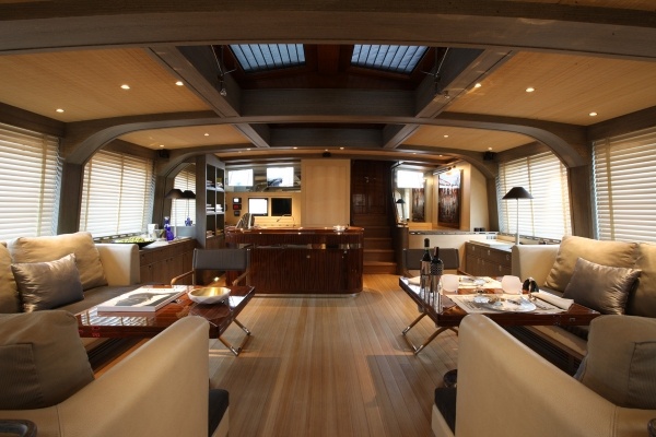 ROXANE lyxig yacht trägolv taket bar design