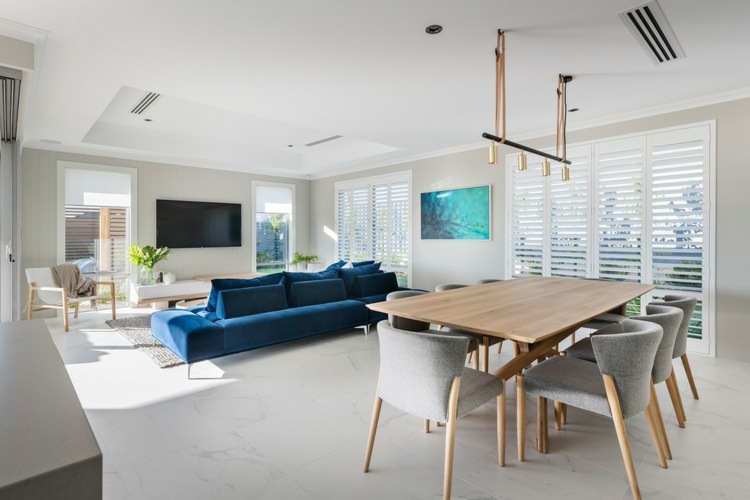 matbord stolar tygöverdrag soffa mörkblå modern bostad