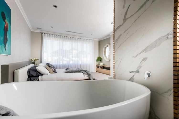 fristående badkar sovrum grå beige färgschema