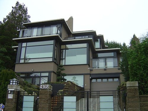 geometriska former fönster i modern husarkitektur