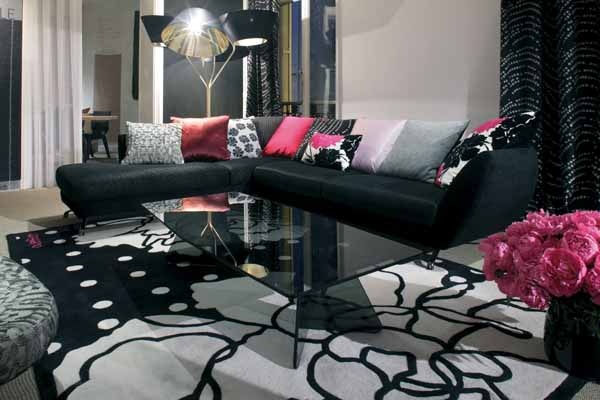 Roche Bobois-moderna-möbler-design-svart-färgglada-kuddar
