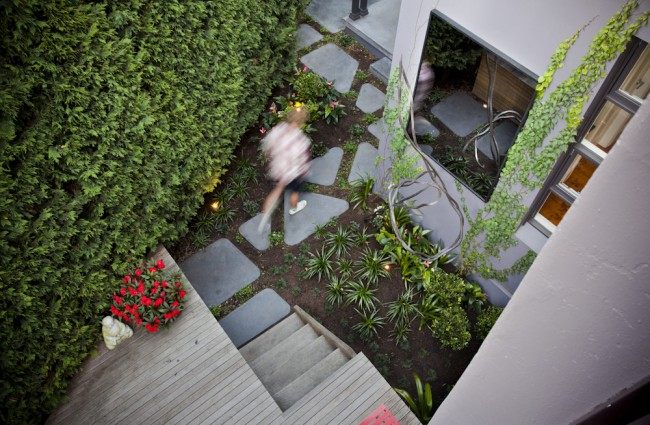 liten terrass bakgård design växter vägg trädäck