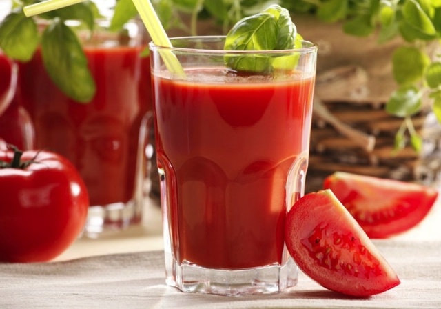 hälsosamt äta glas halm tomatjuice skuren