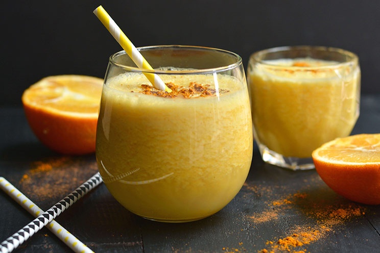 Gyllene mjölksmoothie med apelsinjuice i morgondrycken