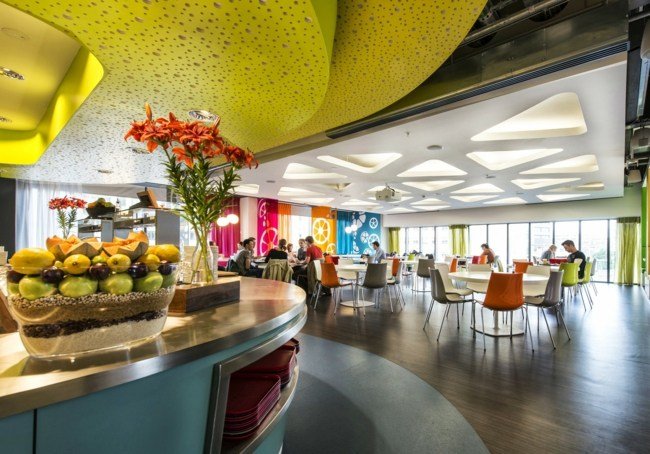 Interiör Google Headquarters Cafe gul rosa blå