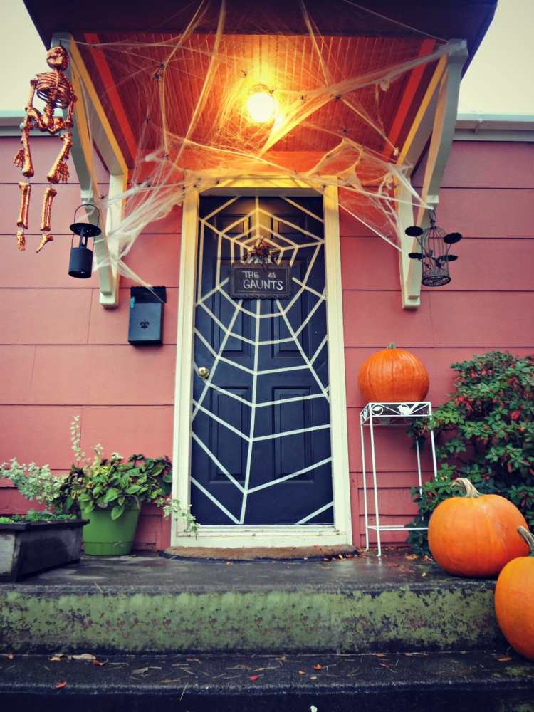 läskiga halloween dekorationer dörr spindelnät pumpor skelett lampa
