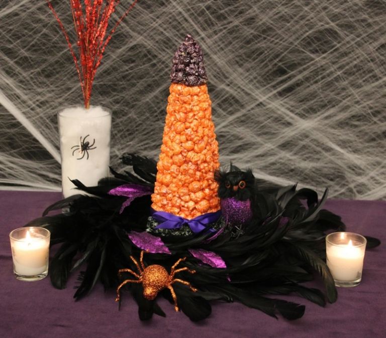 läskiga halloween dekorationer häxhatt popcorn idé godis fjädrar bordsdekorationer
