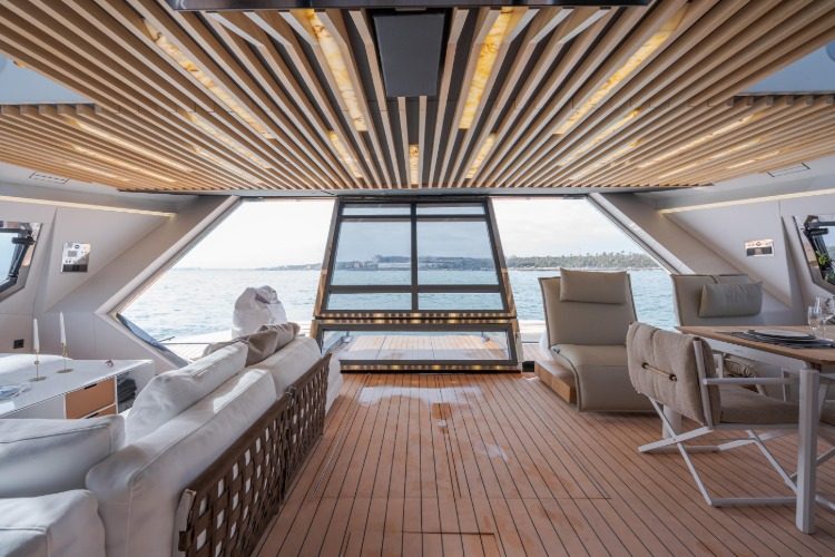 Utsikt över havet från insidan av en modern designad yacht