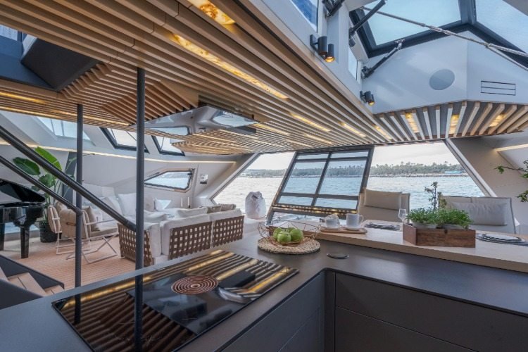 inbyggt kök i en öppen yta av en båt med utsikt över havet och takfönster
