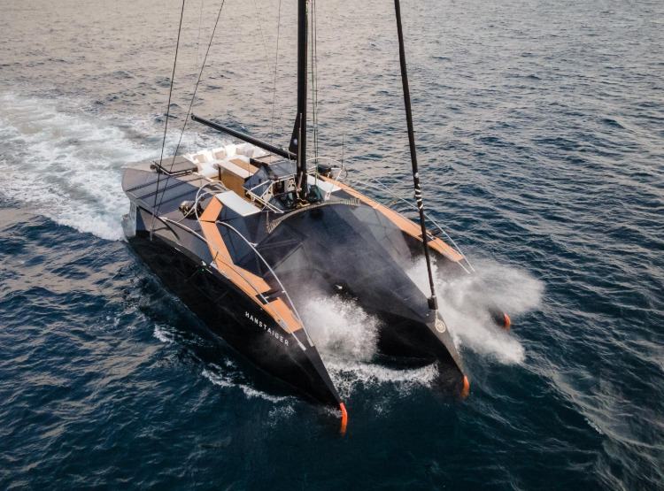 fågelvy av hansteiger x1 modell trimaran yacht med lyxig design i havet