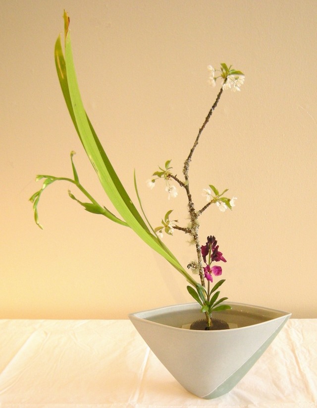 ikebana blommakonst hemma gör det själv lila vit