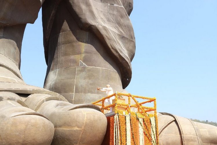 världens högsta statyprojekt besökscentrum premiärminister narendra lägen ceremoni avslöjar läktare fötter tår