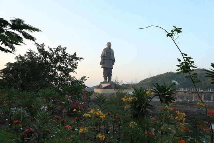 världens högsta staty projekt ön flygvy minnesmärke monument museum växter blommor sidovy