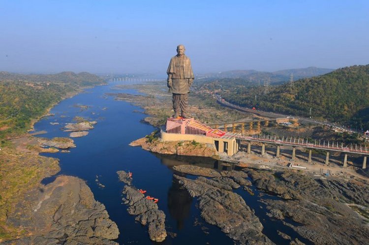 världens högsta staty projekt ön flygvy monument monument museum stenar flodbron