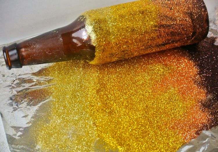 höstdekoration med flaskor med gulorange glitter ombre -effekt