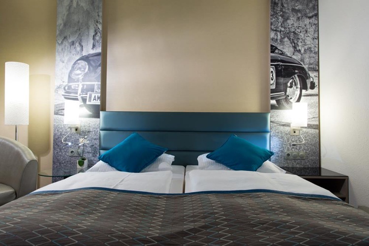 förstklassiga rumskoncept-grädde-vägg-färg-turkos-säng-sänggavel-retro-bil-svart-vit-dekoration