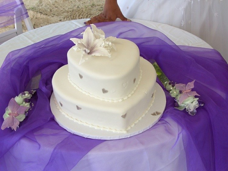 bröllopstårta som ett hjärta subtil-färg-lilja-blomma-vit-asymmetrisk