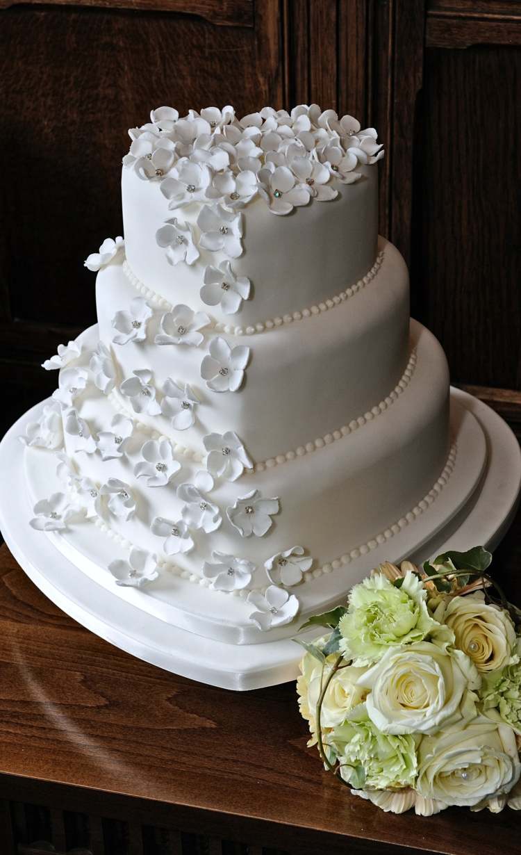 bröllop-tårta-hjärta-blommar-socker-vit-design-brudbukett-3-nivå