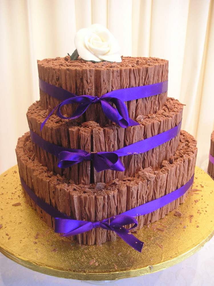 bröllopstårta-hjärta-choklad-flingor-bark-optik-rustik-lila-band-3-nivå