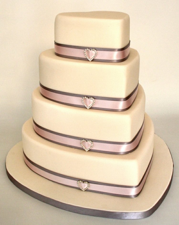 bröllopstårta som en hjärt-nivå-form-band-smycken-rosa