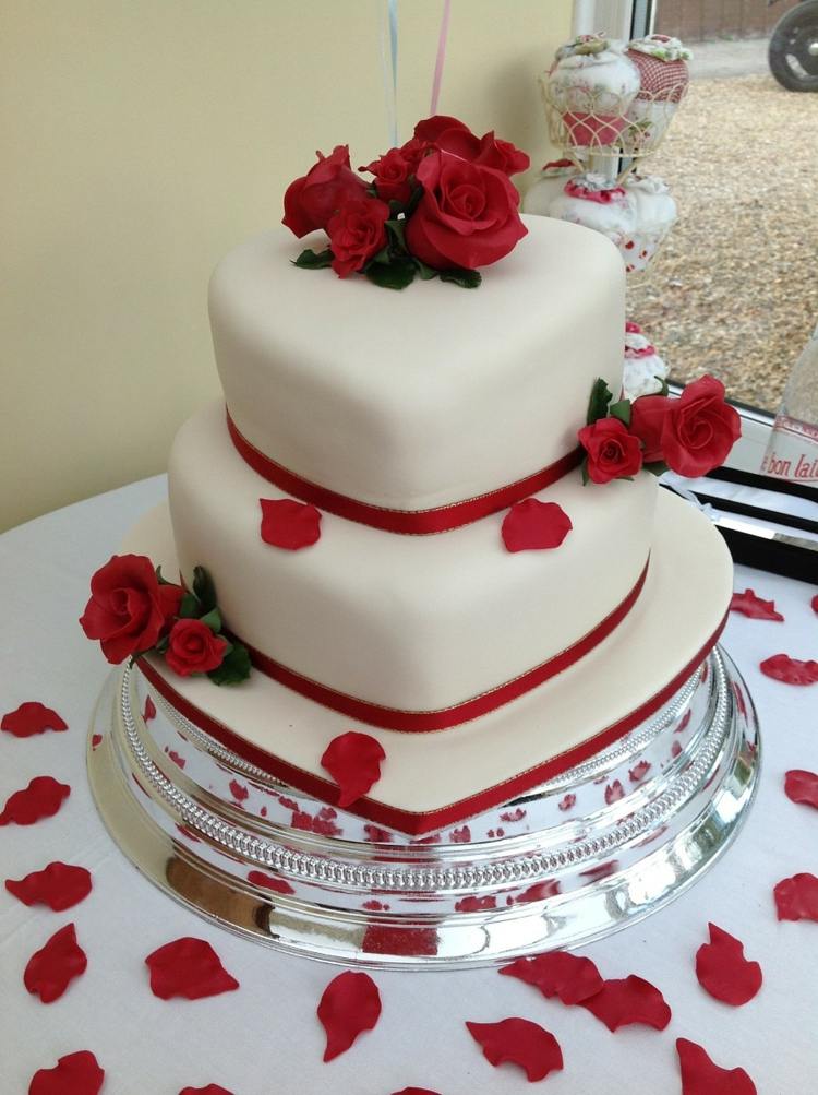 bröllop-tårta-hjärta-dessert-bord-design-röda-rosor-klassiska-färger