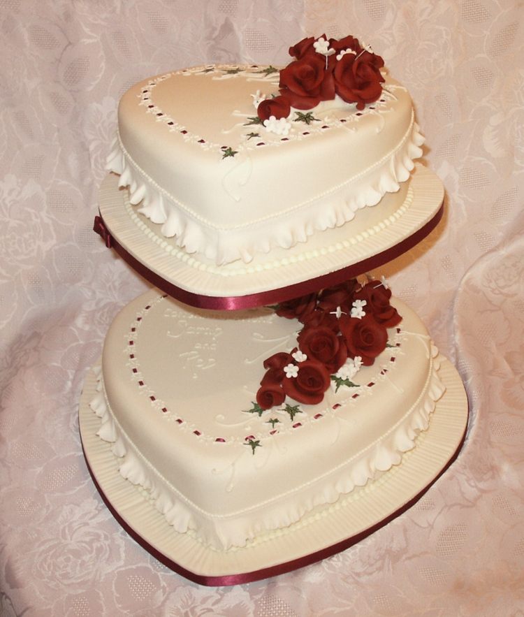 bröllop-tårta-hjärta-tårta-stå-vintage-dekoration-rueschen