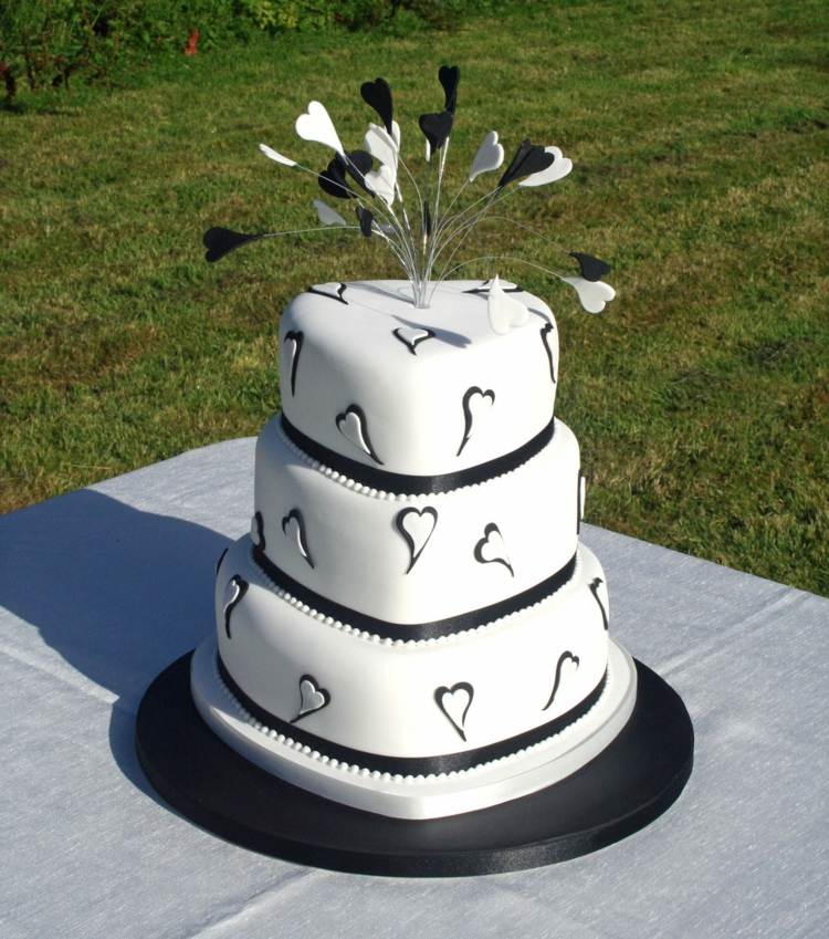 bröllop-tårta-hjärta-modern-design-svart-vit-pärla-trädgård-bröllop