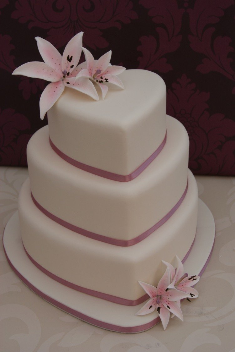 bröllop-tårta-hjärta-romantisk-dessert-rosa-lilja-inspiration