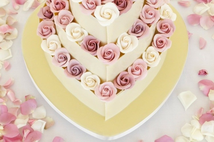 bröllop-tårta-hjärta-socker-ros-pastell-toner-ros-blomma-dekoration