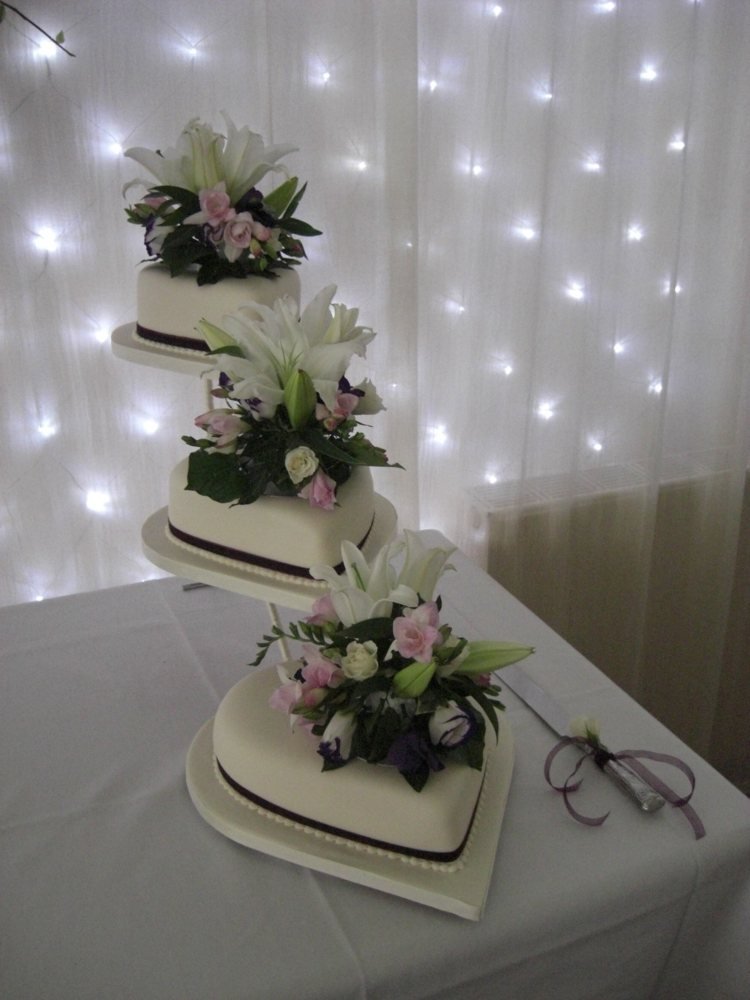 bröllop-tårta-hjärta-original-golv-tårta-stå-blomsterarrangemang-ueppig