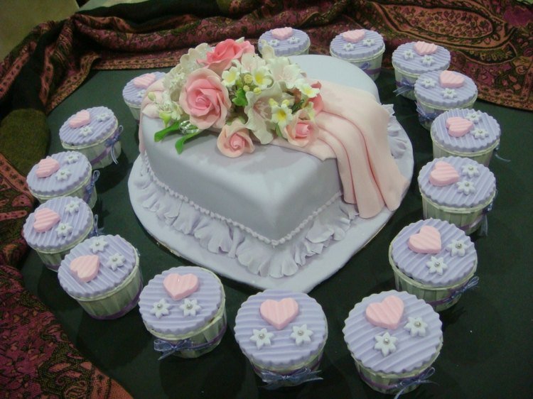 bröllop-tårta-hjärta-ljusblå-vintage-blommor-cupcakes-ros-stjärnor