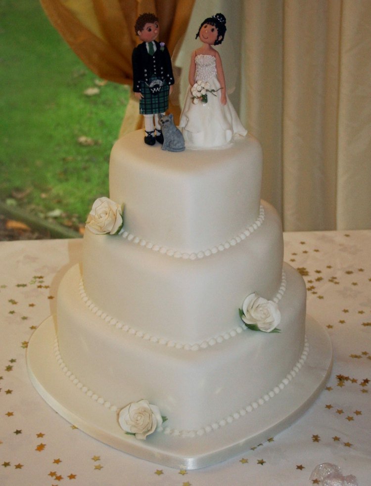 bröllop-tårta-hjärta-enkel-design-tårta-figurer-schotte-rosor