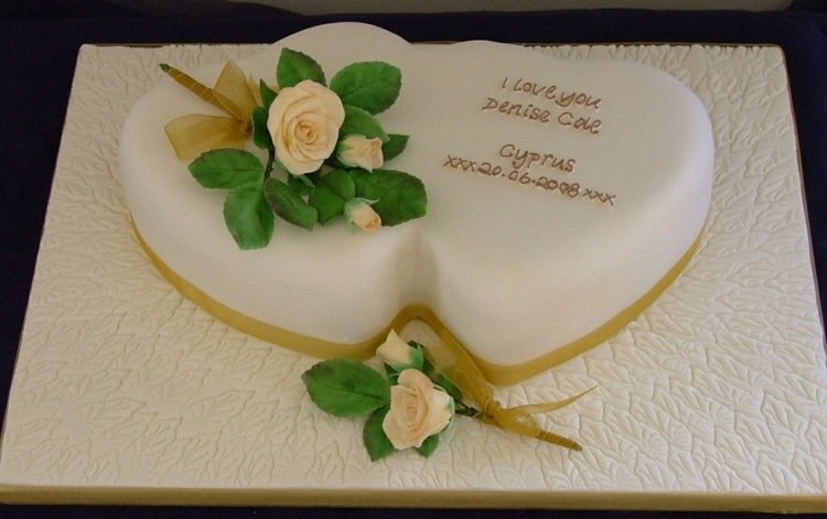 bröllop-tårta-hjärta-dubbel-rosor-dekoration-gifta-idé