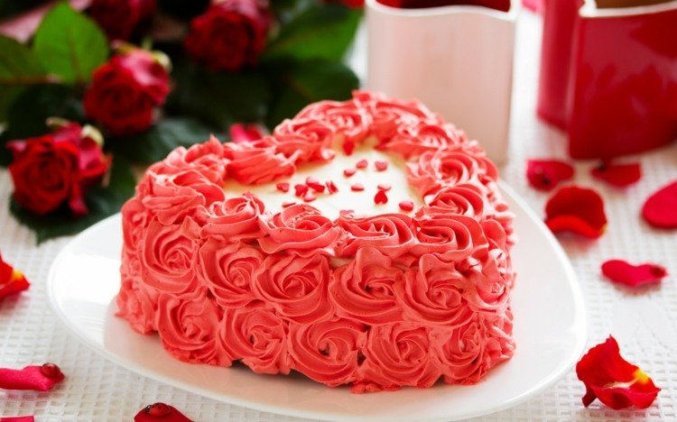 bröllopstårta som ett hjärta skrattar färg-korall-ros-dekoration