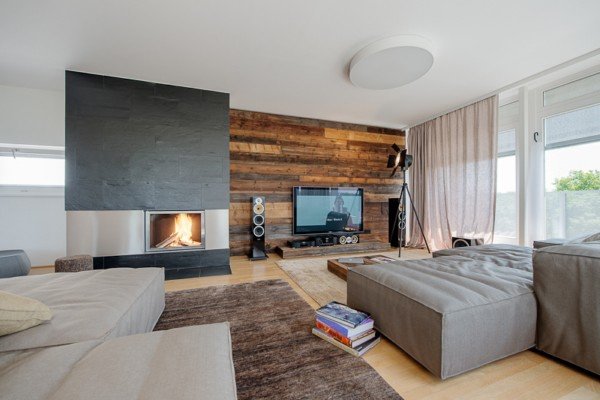 trä vägg interiör modernt vardagsrum öppen spis ecru soffa