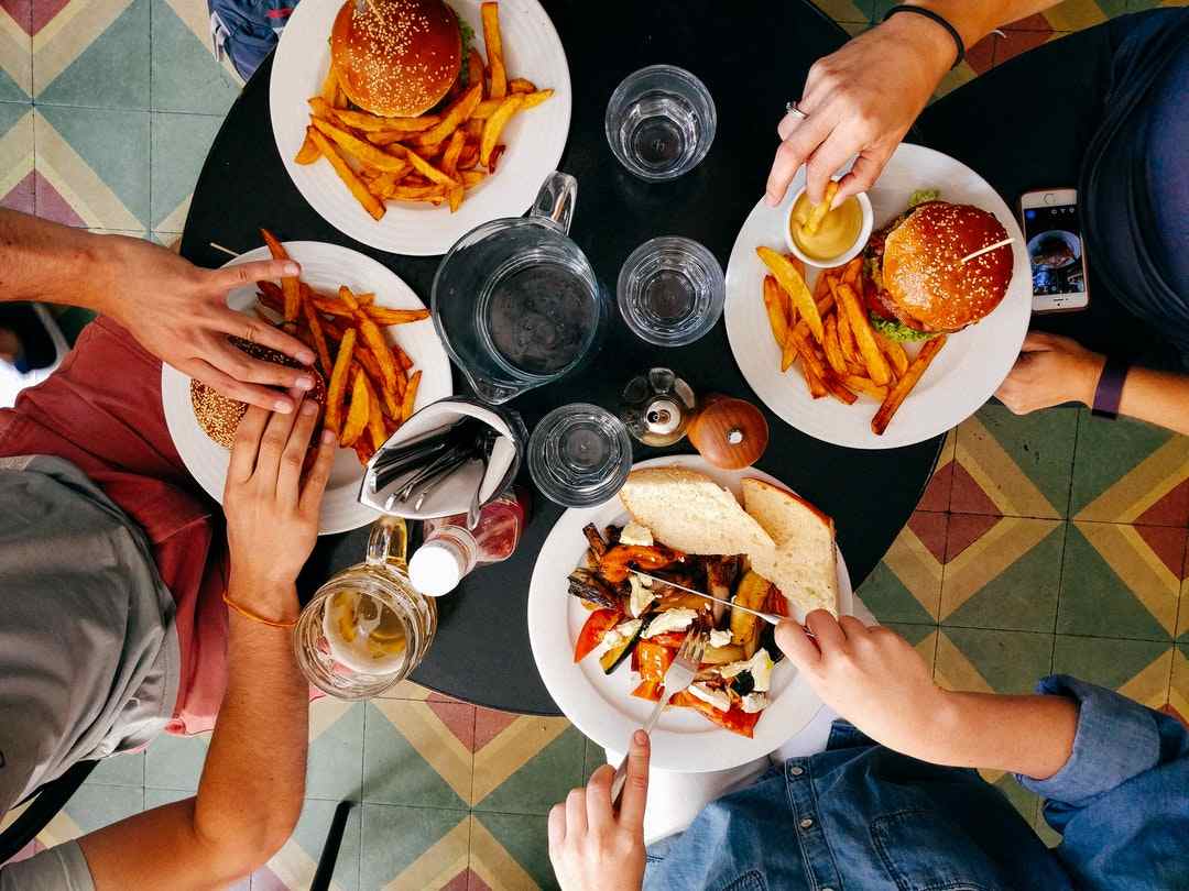 Uppblåsthet orsakar fettrik mat Skräpmat Undvik ohälsosamma dietkonsekvenser