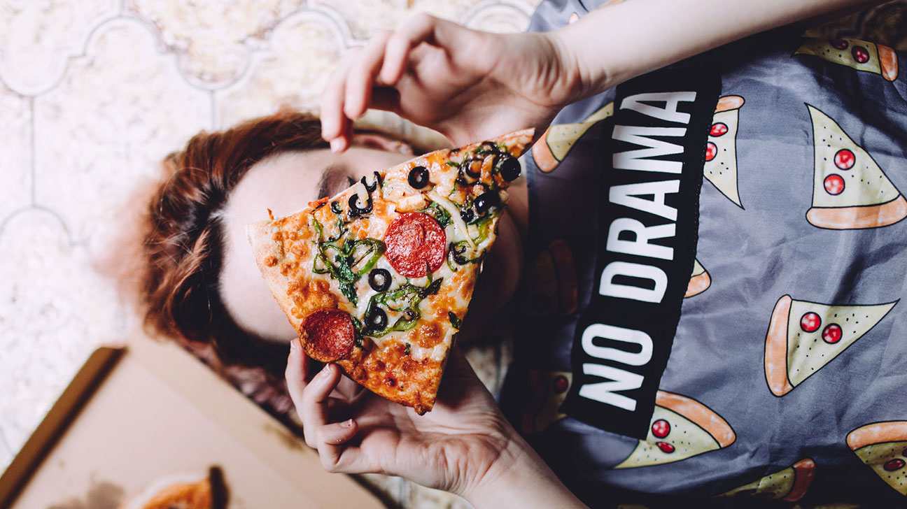 Uppsvälld mage orsakar mat pizza ohälsosamma fettsnåla dietsjukdomar