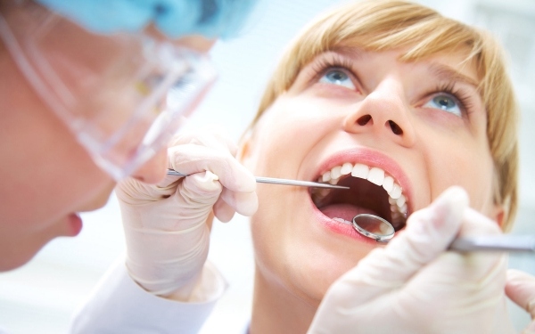 Undersökning hos tandläkaren-lindra tandvärk-bota tandköttsinflammation-karies