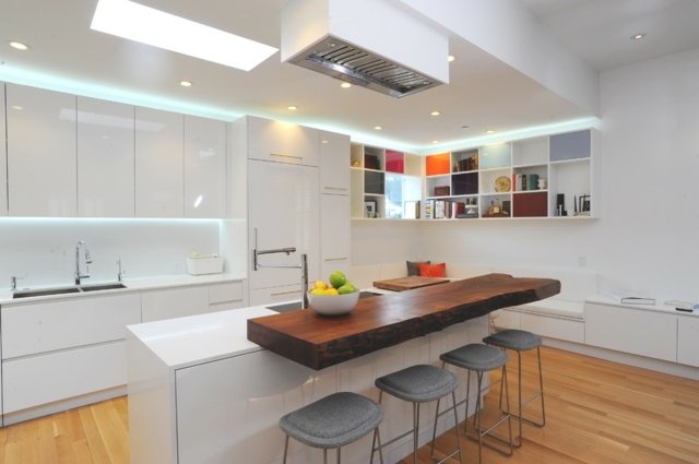 vitt utrustat kök moderna skåp trä bänkskiva